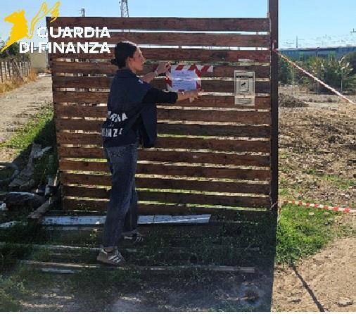 Sequestrati 2.500 metri quadrati: interrati 700 metri cubi di rifiuti