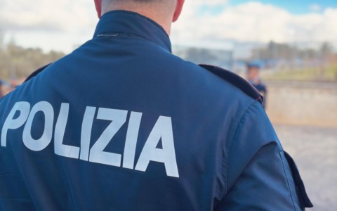 Hashish in frigorifero e cocaina nascosta nelle auto, 5 arresti