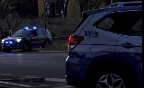 Accoltellato alla gola, giovane straniero trovato morto in strada