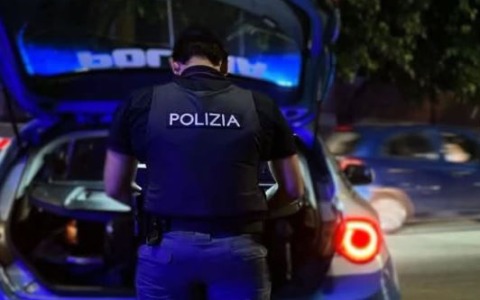 Doppio attentato, bombe carta nei quartieri Alessandrino e Don Bosco: danneggiate un’enoteca e una sala slot