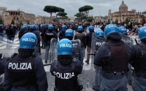 A Roma i manifestanti entrano al Colosseo, poi gli scontri