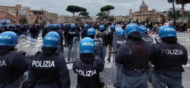 A Roma i manifestanti entrano al Colosseo, poi gli scontri