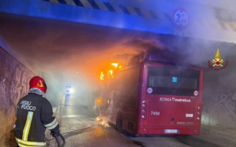 Autobus a fuoco nella notte dopo l’urto della batteria sotto il ponte