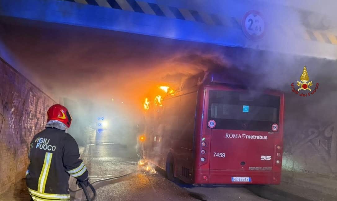 Autobus a fuoco nella notte dopo l’urto della batteria sotto il ponte