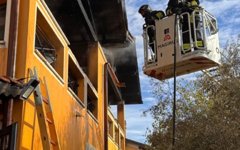 Incendio in una villetta a Ostia, ragazza tratta in salvo