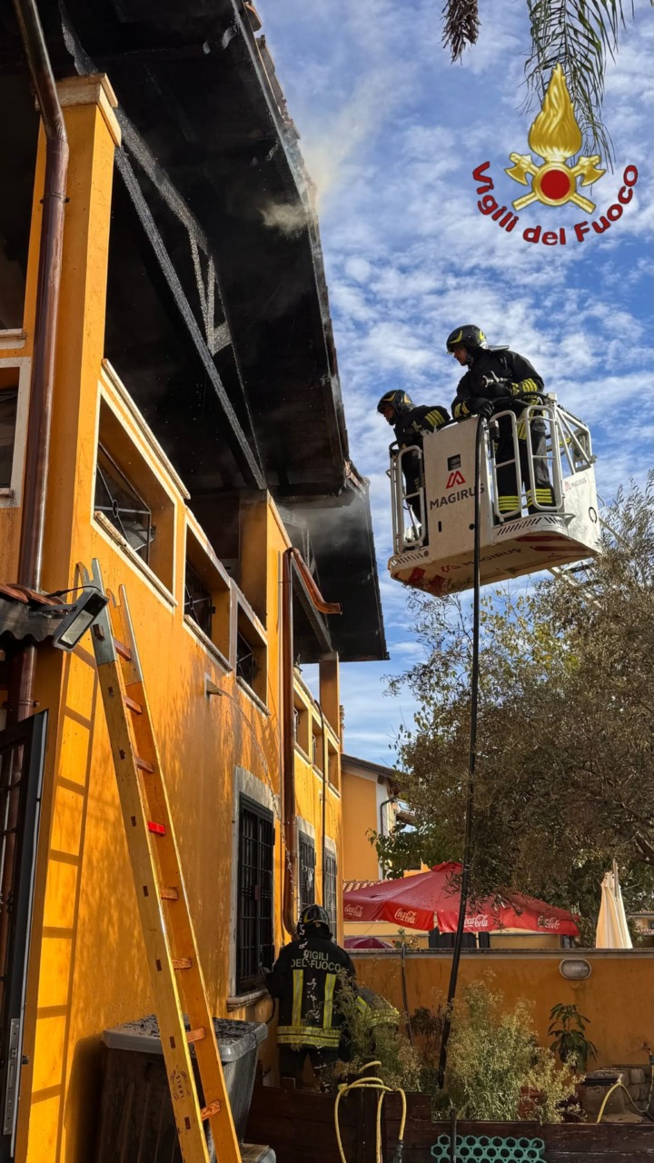 Incendio in una villetta a Ostia, ragazza tratta in salvo