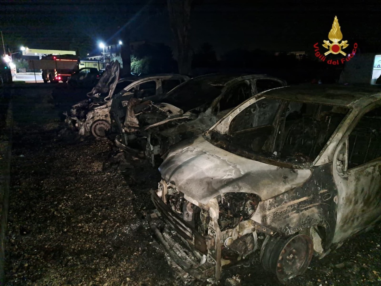 Incendio in appartamento a La Rustica con due intossicati gravi e fiamme in un autosalone sulla Prenestina