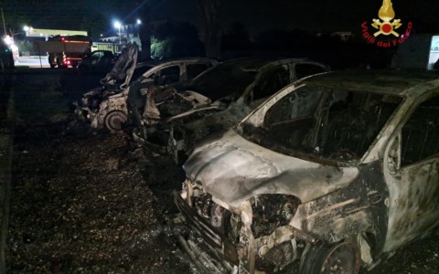 Incendio in appartamento a La Rustica con due intossicati gravi e fiamme in un autosalone sulla Prenestina