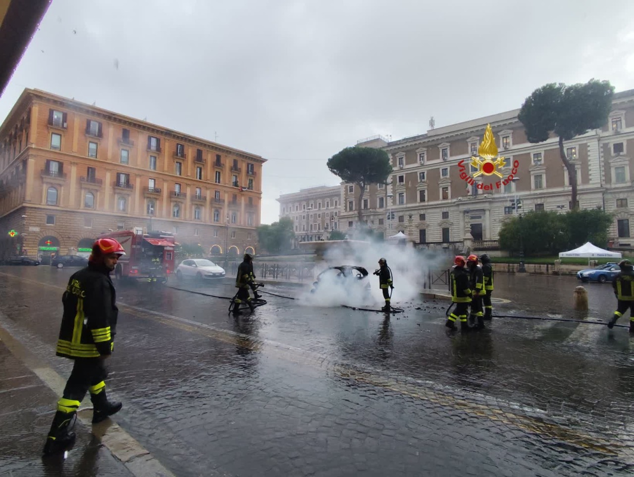 Incendio di un’auto elettrica in Piazza del Viminale