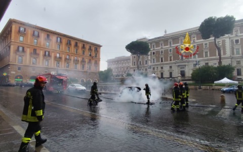 Incendio di un’auto elettrica in Piazza del Viminale