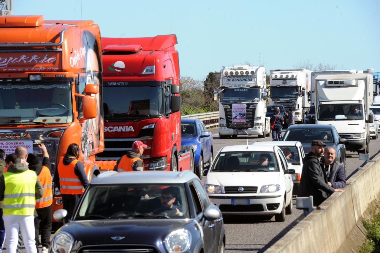 Caro carburanti, la protesta degli agricoltori non si ferma: il blocco dei tir punta su Roma
