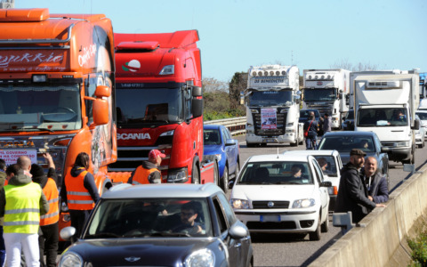 Caro carburanti, la protesta degli agricoltori non si ferma: il blocco dei tir punta su Roma