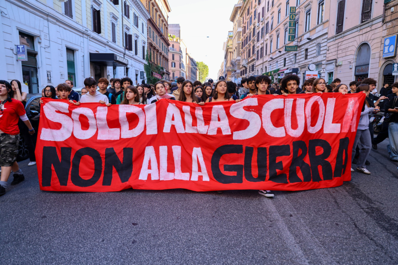 Lanci di petardi e bottiglie al corteo degli studenti a Roma contro il governo
