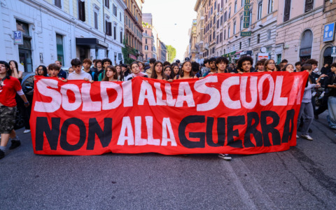 Lanci di petardi e bottiglie al corteo degli studenti a Roma contro il governo