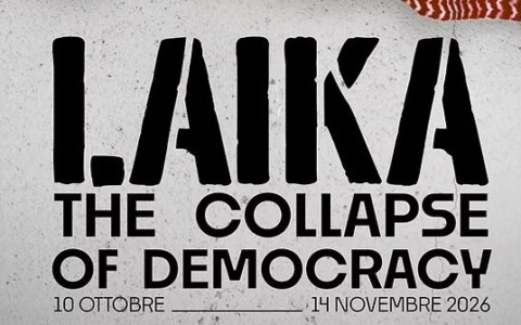 Blitz di 3 incappucciati alla mostra di Laika, imbrattate tutte le opere