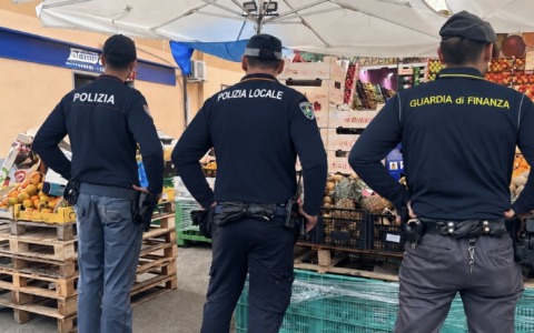 Controlli nei negozi, sequestrate 3,5 tonnellate di ortofrutta. Multe per oltre 30mila euro
