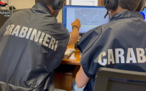 Incontri e foto a luci rosse con minorenni in cambio di soldi: arrestato 40enne