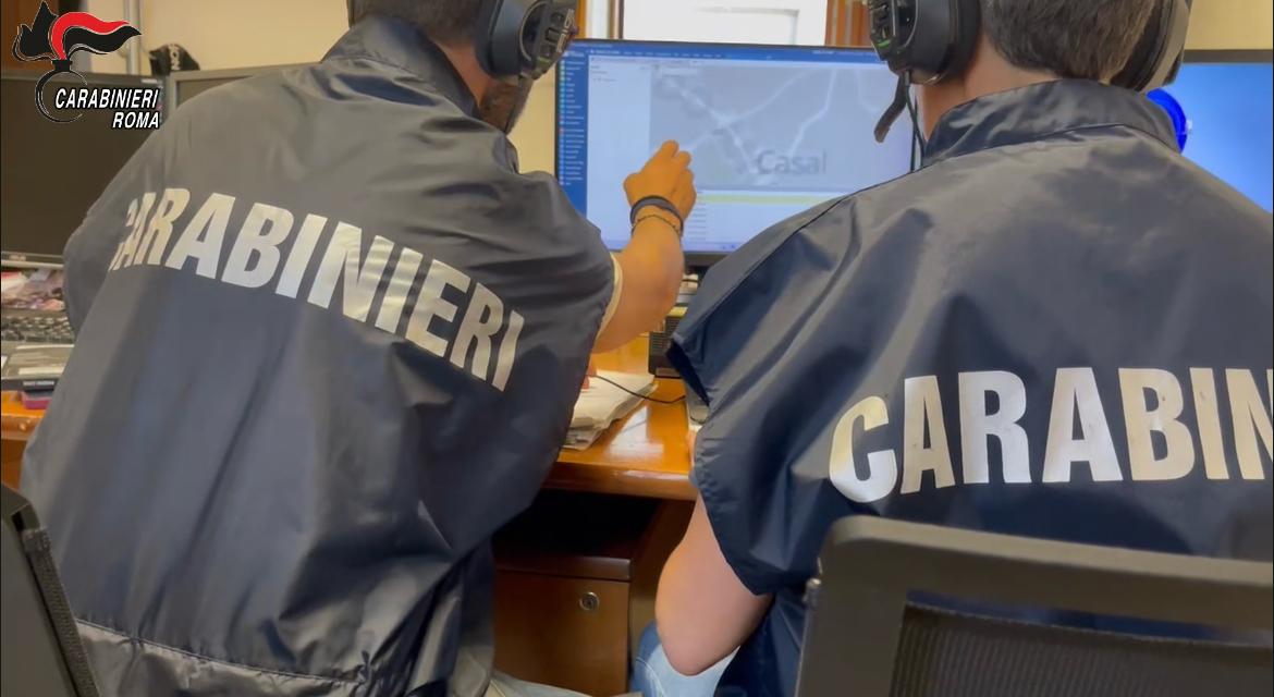 Incontri e foto a luci rosse con minorenni in cambio di soldi: arrestato 40enne