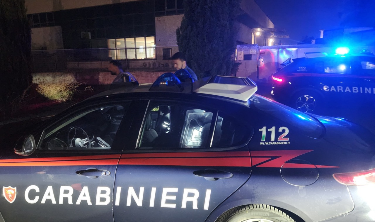 Tentano il furto in un capannone industriale: due arresti in via di Cervara