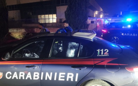 Tentano il furto in un capannone industriale: due arresti in via di Cervara