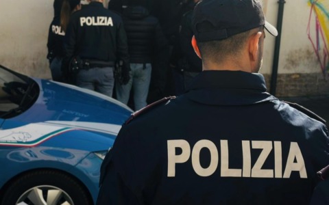 Tor Bella Monaca, stretta sul quartiere: arresti per droga e rapina, sanzioni ai commercianti