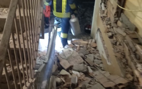 Un altro attentato, bomba esplode davanti al portone delle case popolari ad Ostia. Due feriti