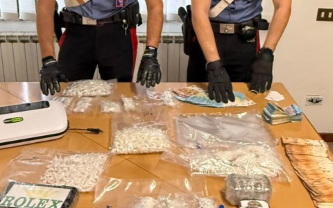 Blitz dei Carabinieri, due arresti e sequestrati oltre 3 chili e mezzo di droga