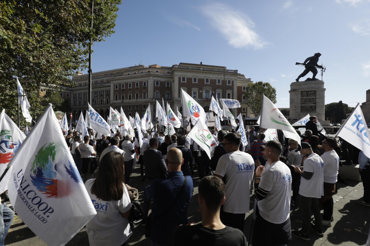 Taxi e Ncc in piazza, rappresentati ricevuti al Mit: «Il governo ci aiuti»