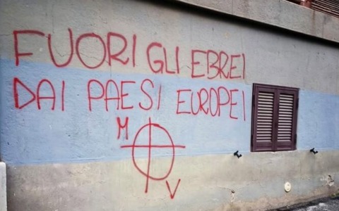 “Fuori gli ebrei dai paesi Ue”, scritte antisemite a Monteverde. Il presidente del Municipio: “Questi episodi non ci faranno retrocedere”