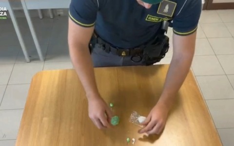 Sorpresa a spacciare crack, arrestata