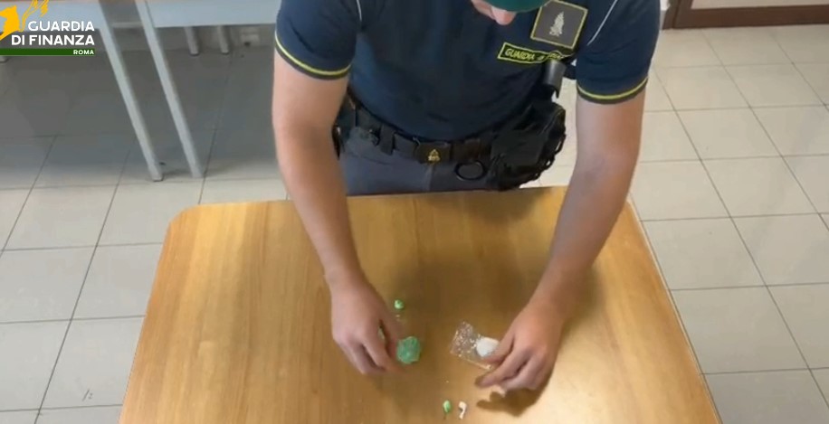 Sorpresa a spacciare crack, arrestata