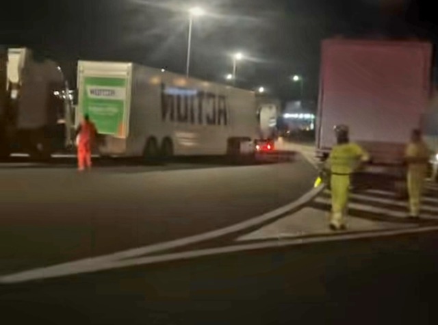 La protesta dei Tir si allarga, blocchi e scaffali vuoti