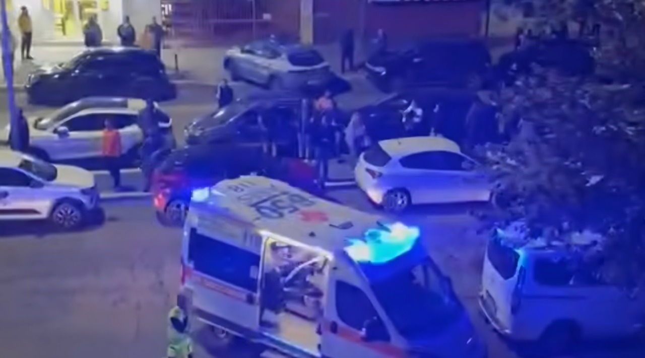 Un altro attentato, bomba esplode davanti al portone delle case popolari ad Ostia. Due feriti