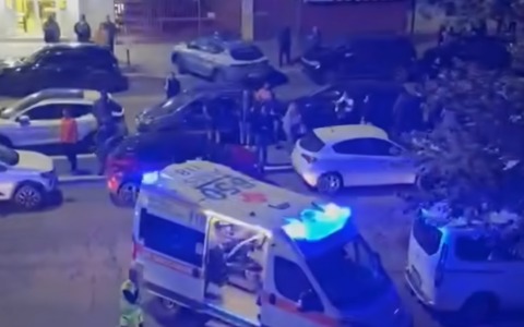 Un altro attentato, bomba esplode davanti al portone delle case popolari ad Ostia. Due feriti