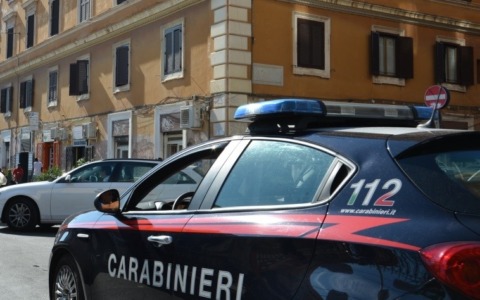 Testate e calci alle vetrate di un ristorante, arrestato