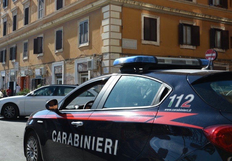 Testate e calci alle vetrate di un ristorante, arrestato