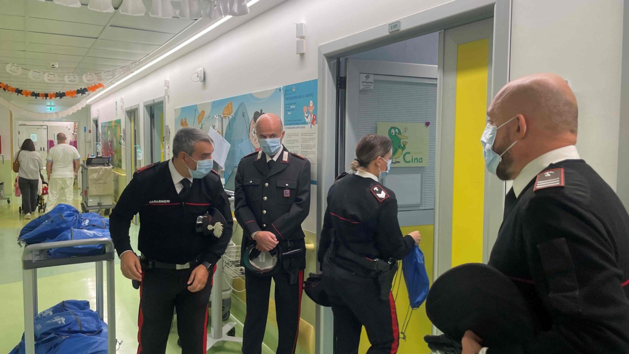 Carabinieri in visita ai piccoli pazienti del Gemelli, doni e sorrisi in Oncologia pediatrica