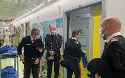 Carabinieri in visita ai piccoli pazienti del Gemelli, doni e sorrisi in Oncologia pediatrica