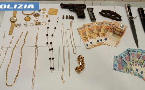 Truffa una coppia di anziani a Novara, poi fugge in treno armato: arrestato a Termini