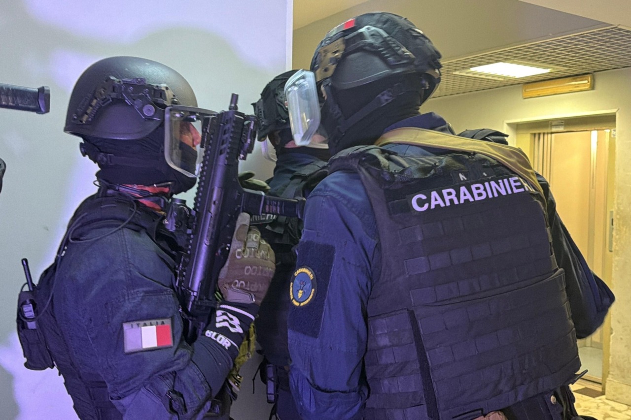 Officina abusiva trasformata in base dello spaccio, 17 misure cautelari