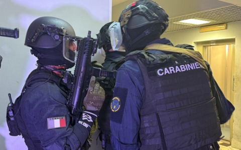 Officina abusiva trasformata in base dello spaccio, 17 misure cautelari