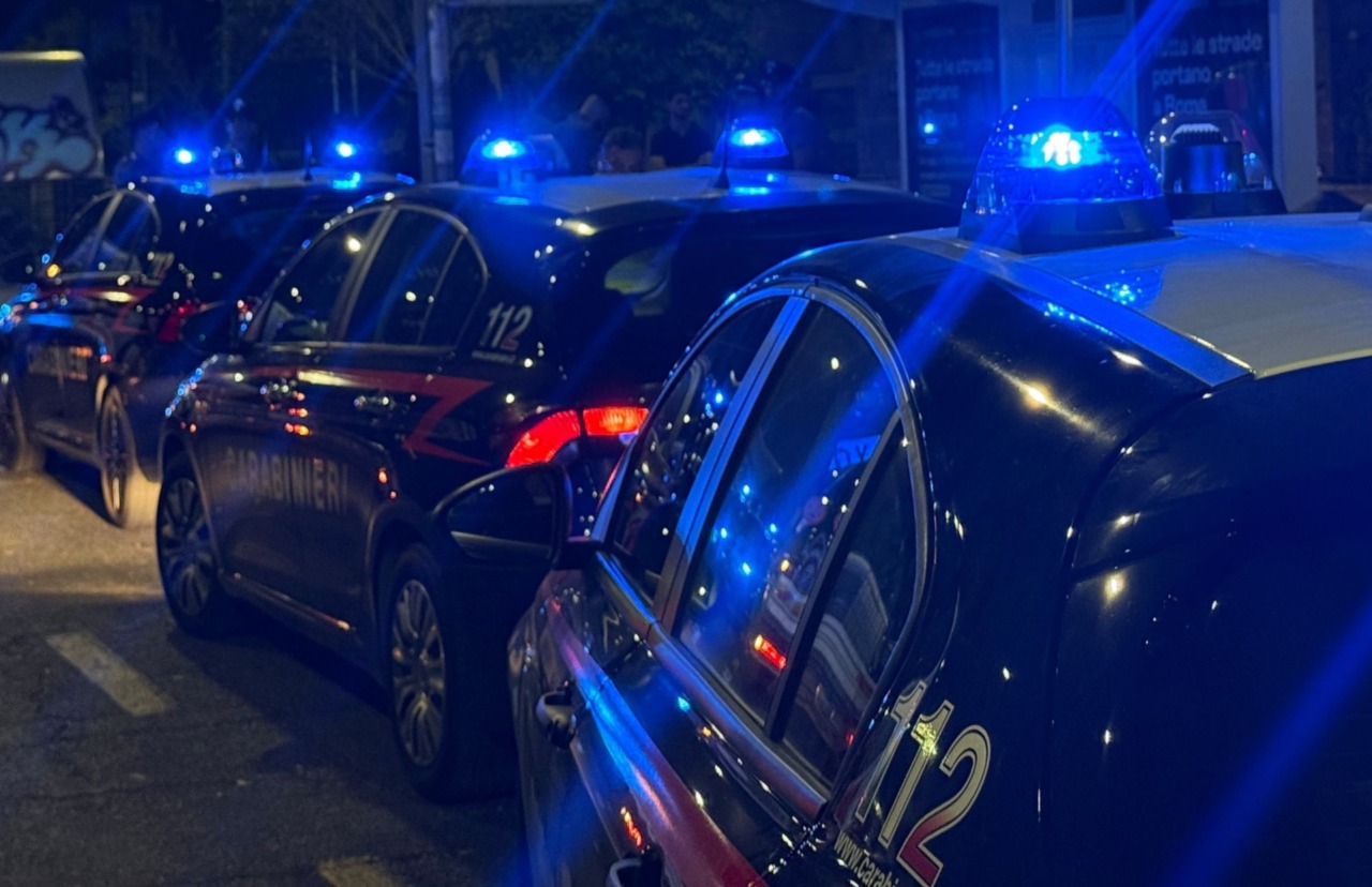 Corre in strada con un bastone e sferra un pungo a un carabiniere