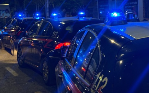 Corre in strada con un bastone e sferra un pungo a un carabiniere