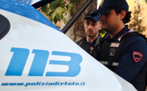 Droga anche nei pentolini per la “cottura” e spaccio con il metodo delivery, cinque arresti