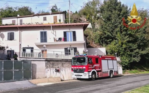 Frana di tufo sulla Prenestina, strada chiusa parzialmente