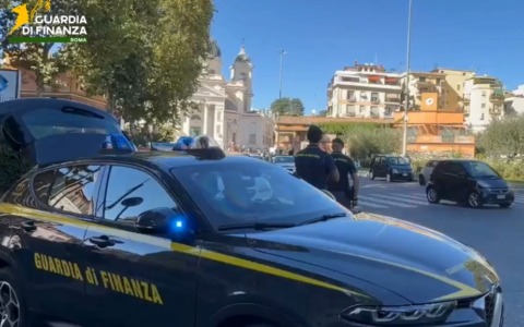 Guida senza patente e soggiorno irregolare, due cittadini georgiani finiti nel mirino della Finanza