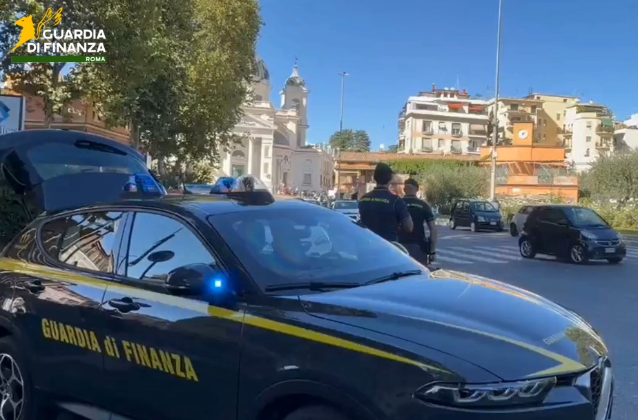 Guida senza patente e soggiorno irregolare, due cittadini georgiani finiti nel mirino della Finanza