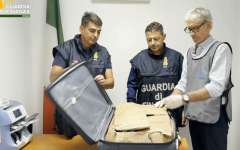 Sequestrati 28 chilogrammi di argento all’aeroporto di Fiumicino