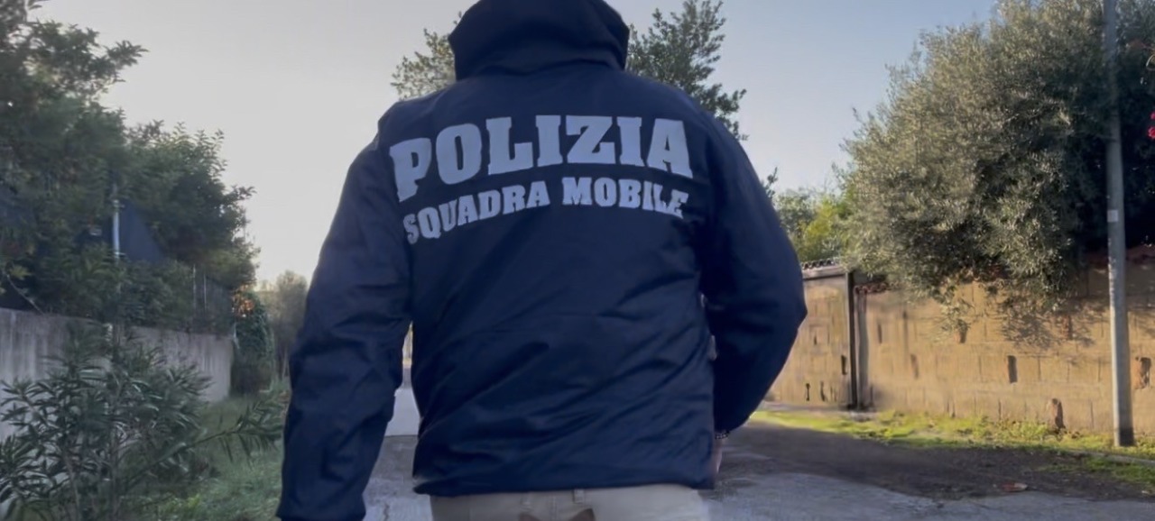 Droga nascosta in un cuscino, 7 arresti
